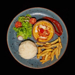 Chicken korma – Mild and creamy curry with tender chicken, served with rice, salad, and fries