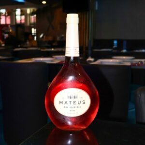 Garrafa de vinho rosé – restaurante de fusão asiática em Lisboa - rosado leve feito de uvas tintas