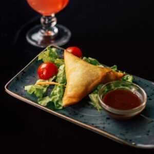 Samosa – Asian cuisine Lisbon spot - Crispy fried pastry filled with spiced vegetables or chicken