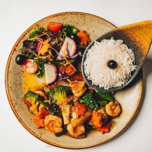 Camarão salteado – comida asiática no restaurante de fusão - Camarões com vegetais em molho de soja