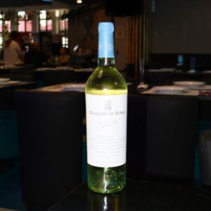 Garrafa de vinho branco – restaurante de fusão asiática em Lisboa - leve e feito de uvas verdes